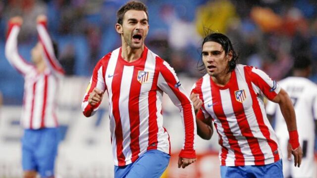 Adrián grita uno de sus goles, mientras Falcao corre detrás de él para felicitarle.