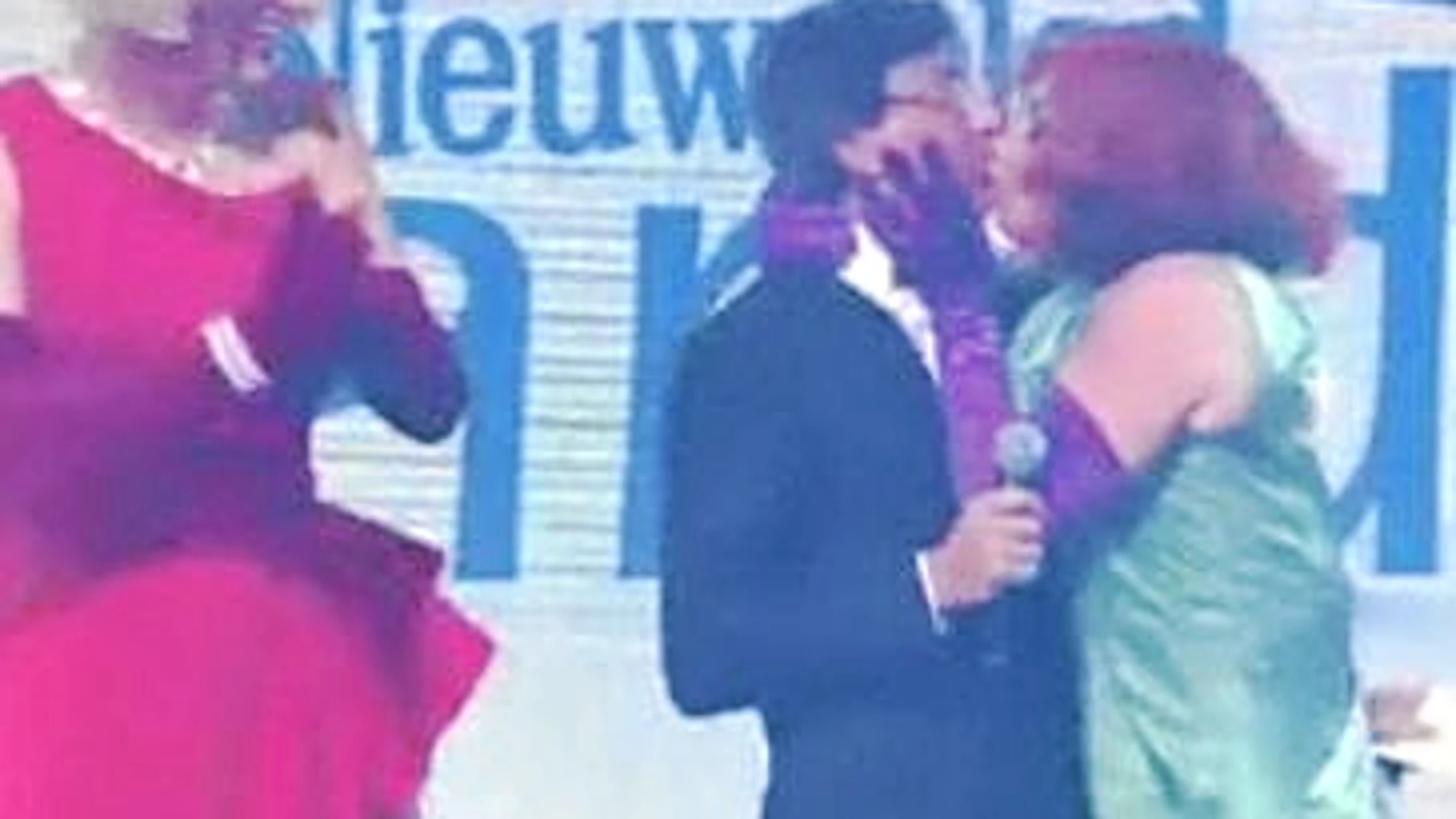 Momento en el que el travesti Nancy besa a Elio Di Rupo durante una entrega de premios emitida por televisión
