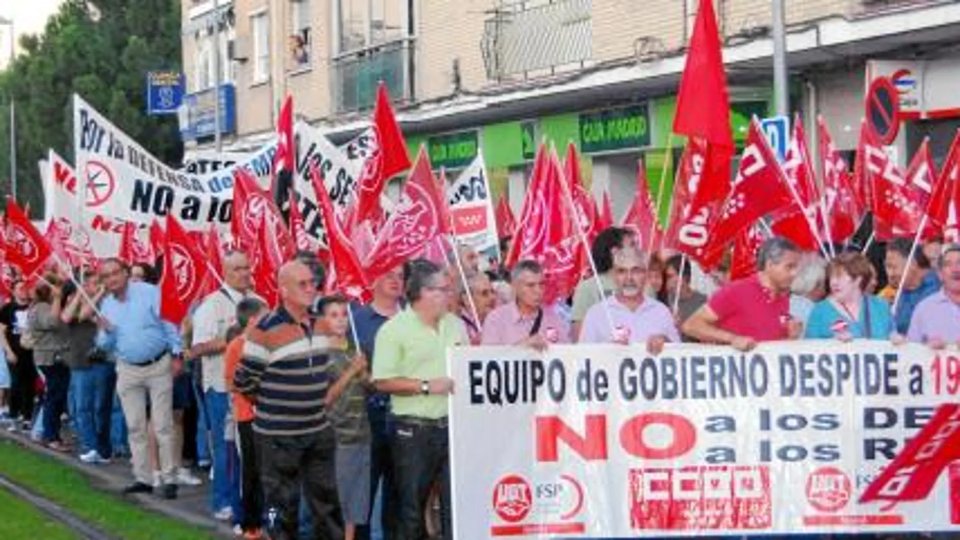 Manifestación en Parla el pasado viernes, junto al tranvía, símbolo del «dispendio»