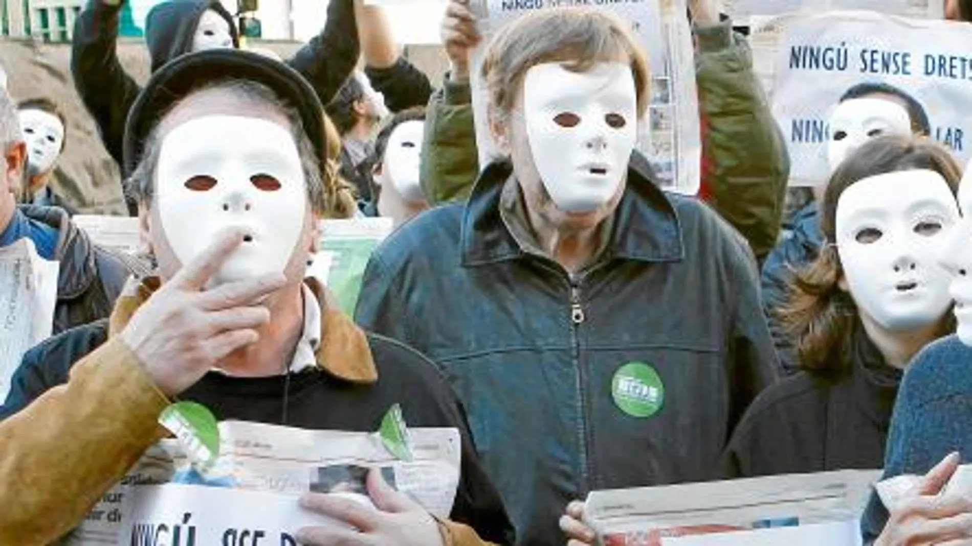 Más de 200 personas reclamaron ayer en la plaza Sant Jaume derechos para los «sin techo»