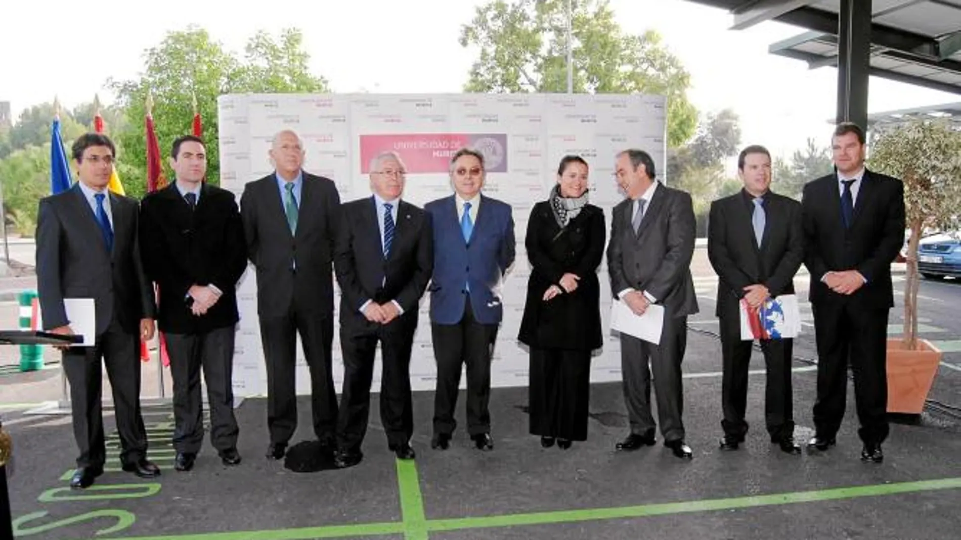 El rector de la UMU, José Antonio Cobacho (4i), en la inauguración de la instalación solar fotovoltaica
