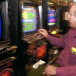 Un hombre se dispone a jugar en una máquina presente en uno de los salones recreativos de la Comunidad