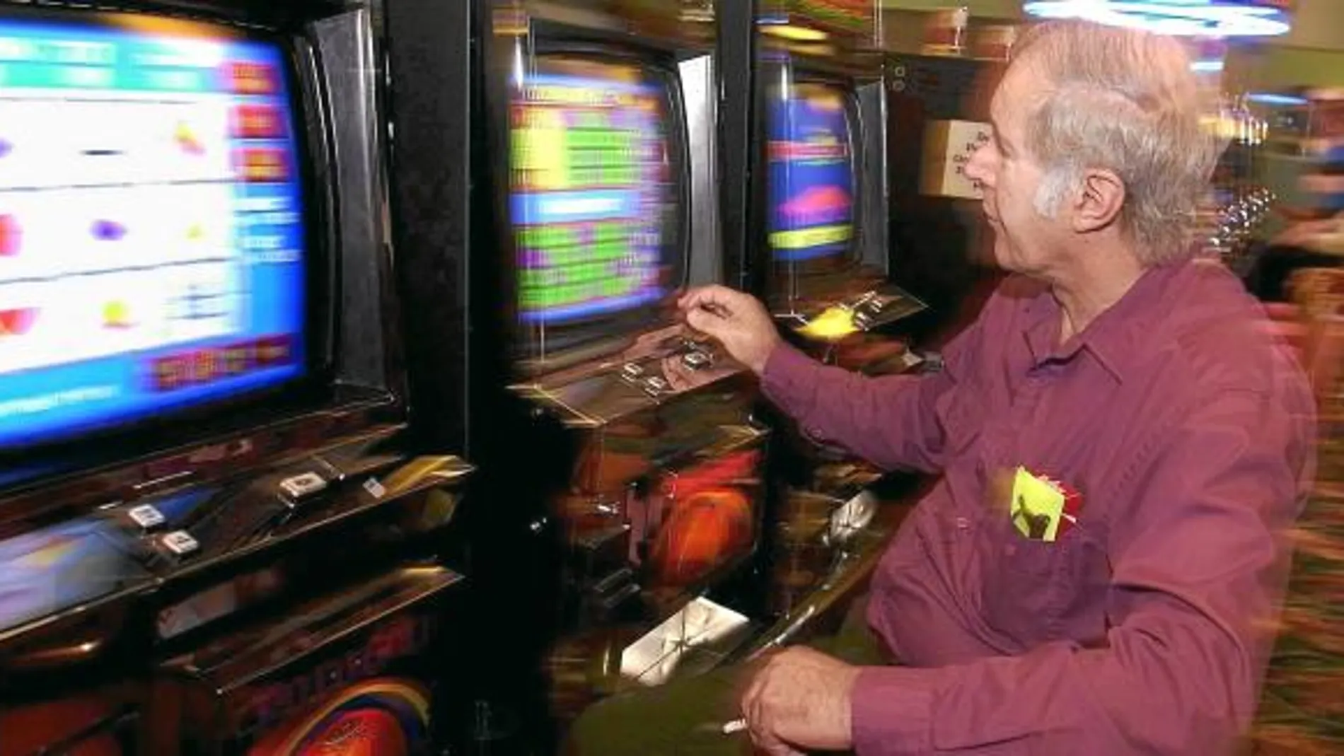 Un hombre se dispone a jugar en una máquina presente en uno de los salones recreativos de la Comunidad