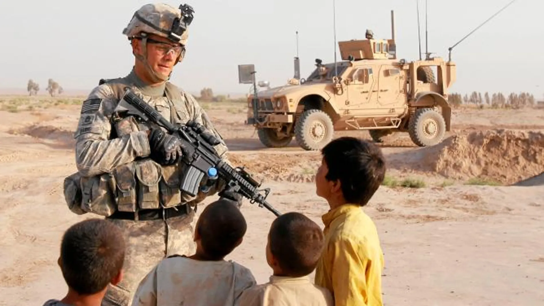 Un soldado de Estados Unidos charla con unos niños durante una patrulla en Kandahar, Afganistán
