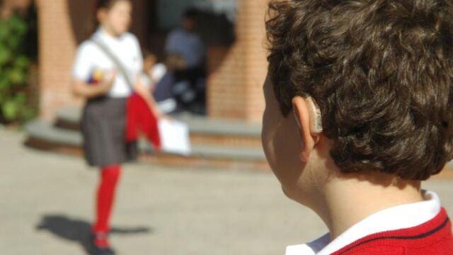 Los niños con problemas auditivos pueden tener mayor riesgo de sufrir acoso escolar
