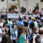 Miles de personas salen a la calle en defensa de la universidad pública