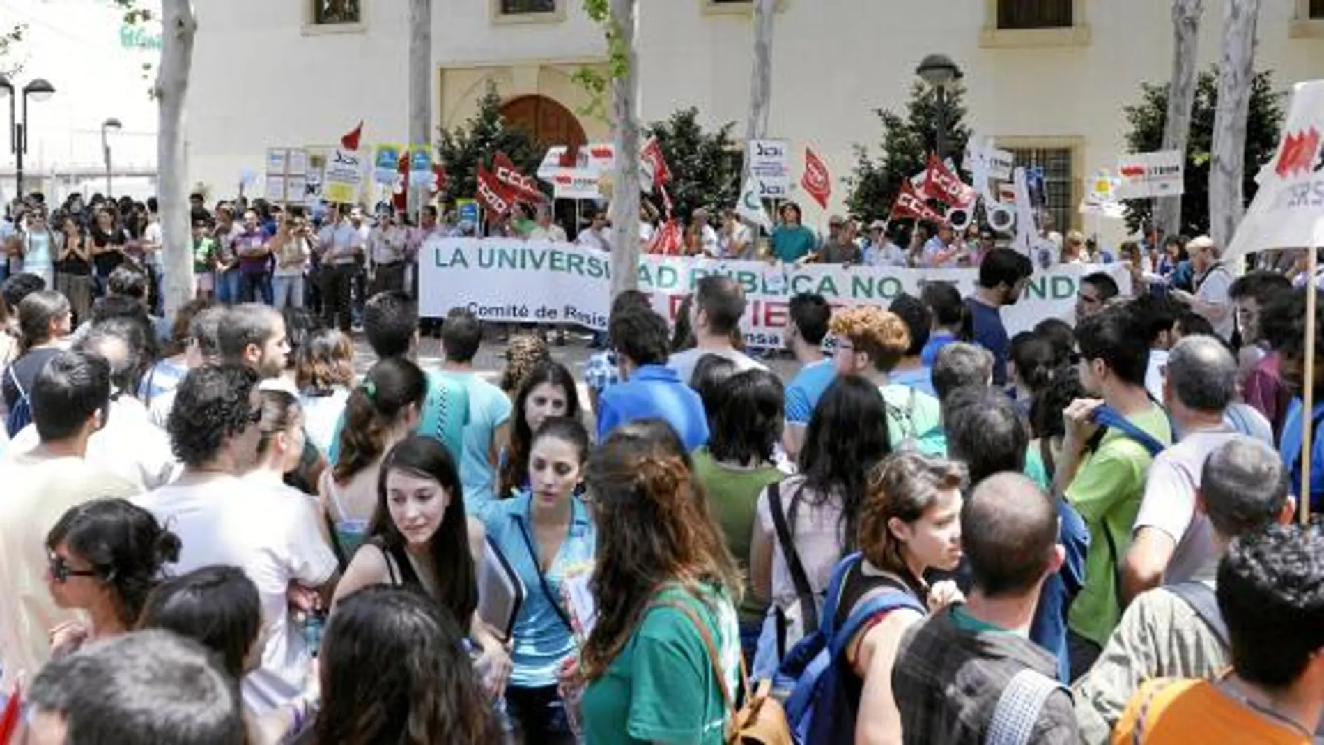Miles de personas salen a la calle en defensa de la universidad pública