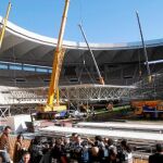 El preceso para elevar la estructura unos veinte metros sobre el suelo se prolongó durante prácticamente todo el día