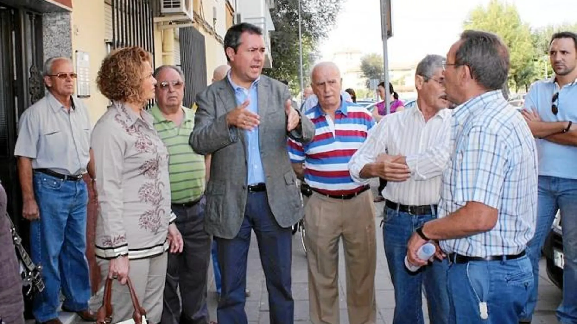 El portavoz del PSOE en el Ayuntamiento, Juan Espadas, ayer en el Parque Alcosa