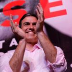 Pedro Sánchez aplaude tras dirigirse a sus votantes fuera de la sede del PSOE / Ap