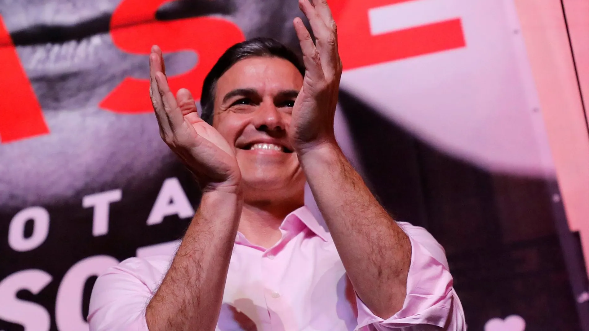 Pedro Sánchez aplaude tras dirigirse a sus votantes fuera de la sede del PSOE / Ap