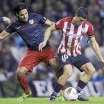 Falcao pelea por la pelota con De Marcos