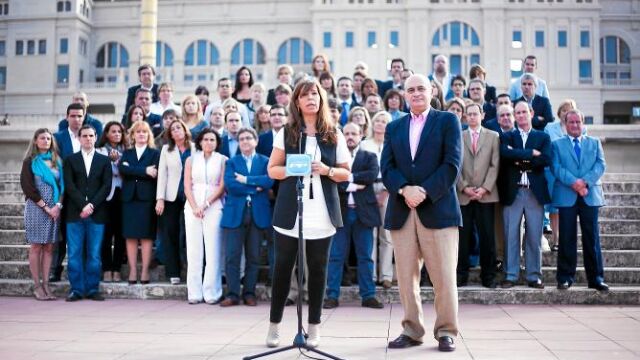 Alicia Sánchez-Camacho y Jorge Fernández, ayer, junto a los candidatos a las generales del PP catalán en el recinto olímpico de Montjuïc