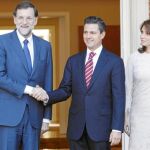 Mariano Rajoy recibió a Peña Nieto y a su esposa a las puertas del Palacio de La Moncloa
