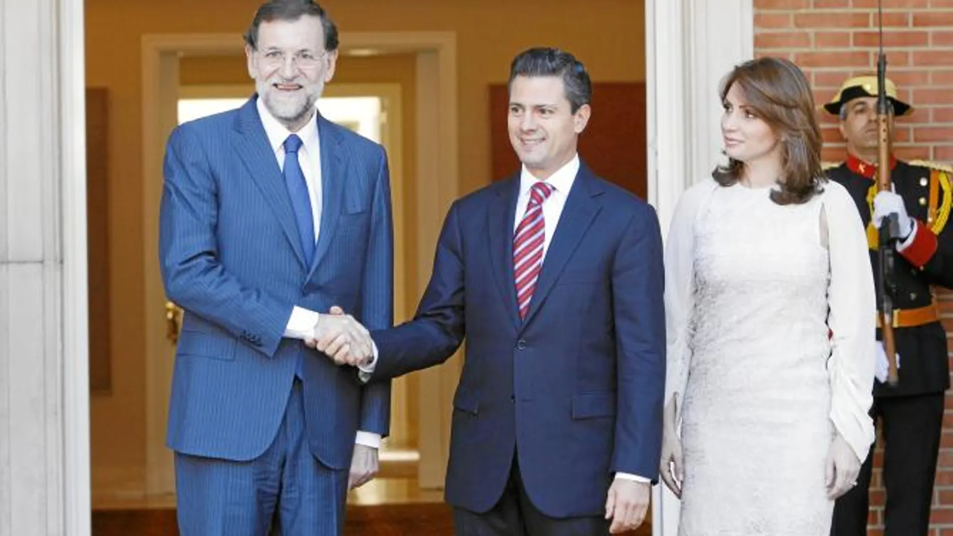 Mariano Rajoy recibió a Peña Nieto y a su esposa a las puertas del Palacio de La Moncloa