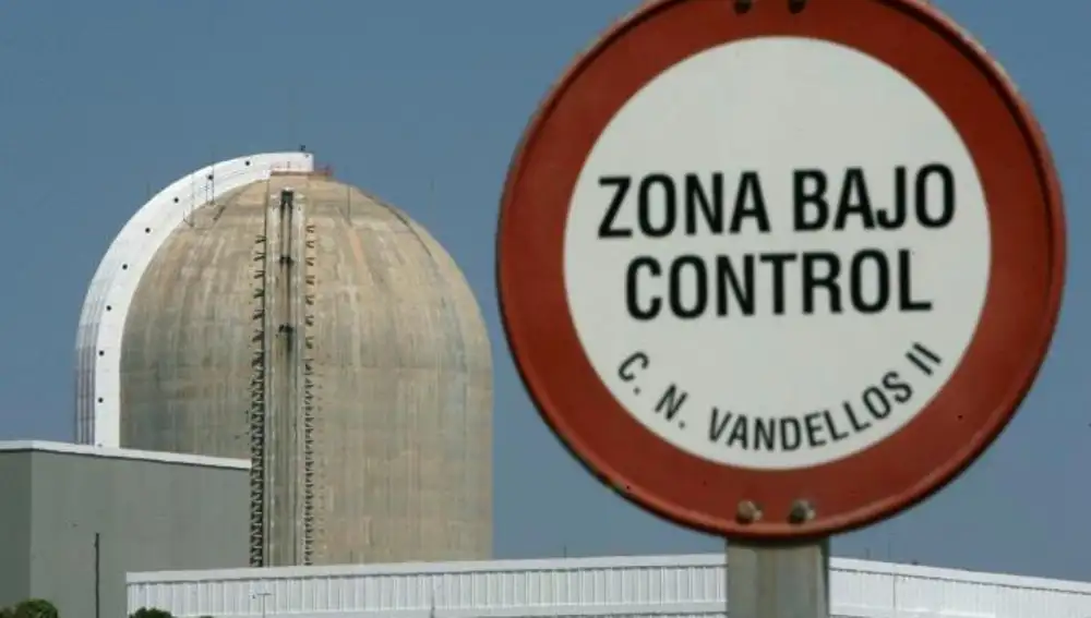 Vista de un cartel de advertencia delante de la central nuclear de Vandellós