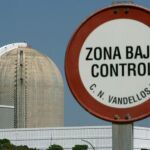Vista de un cartel de advertencia delante de la central nuclear de Vandellós