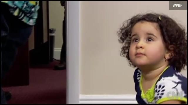 Bajan de un avión a una niña de 18 meses confundida con una terrorista