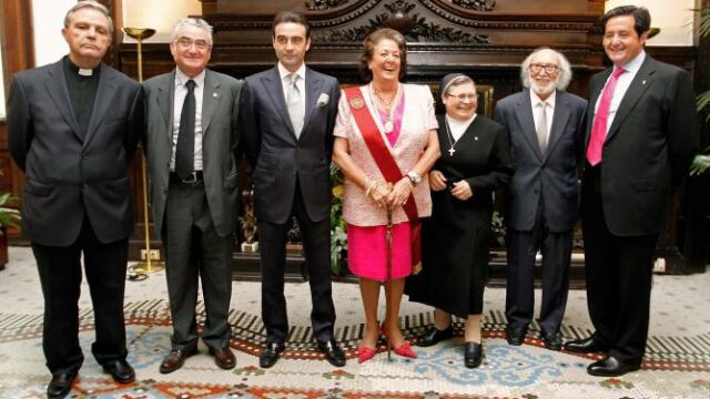 El diestro valenciano y Rita Barberá, junto al resto de galardonados