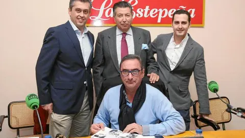 Un año más con Carlos Herrera Como cada 1 de diciembre, la campaña de Navidad arrancó en Onda Cero desde Estepa.