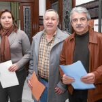 Los vocales socialistas Yolanda de la Bandera y Francisco Romo junto al de Izquierda Unida Juan Antonio Quirós