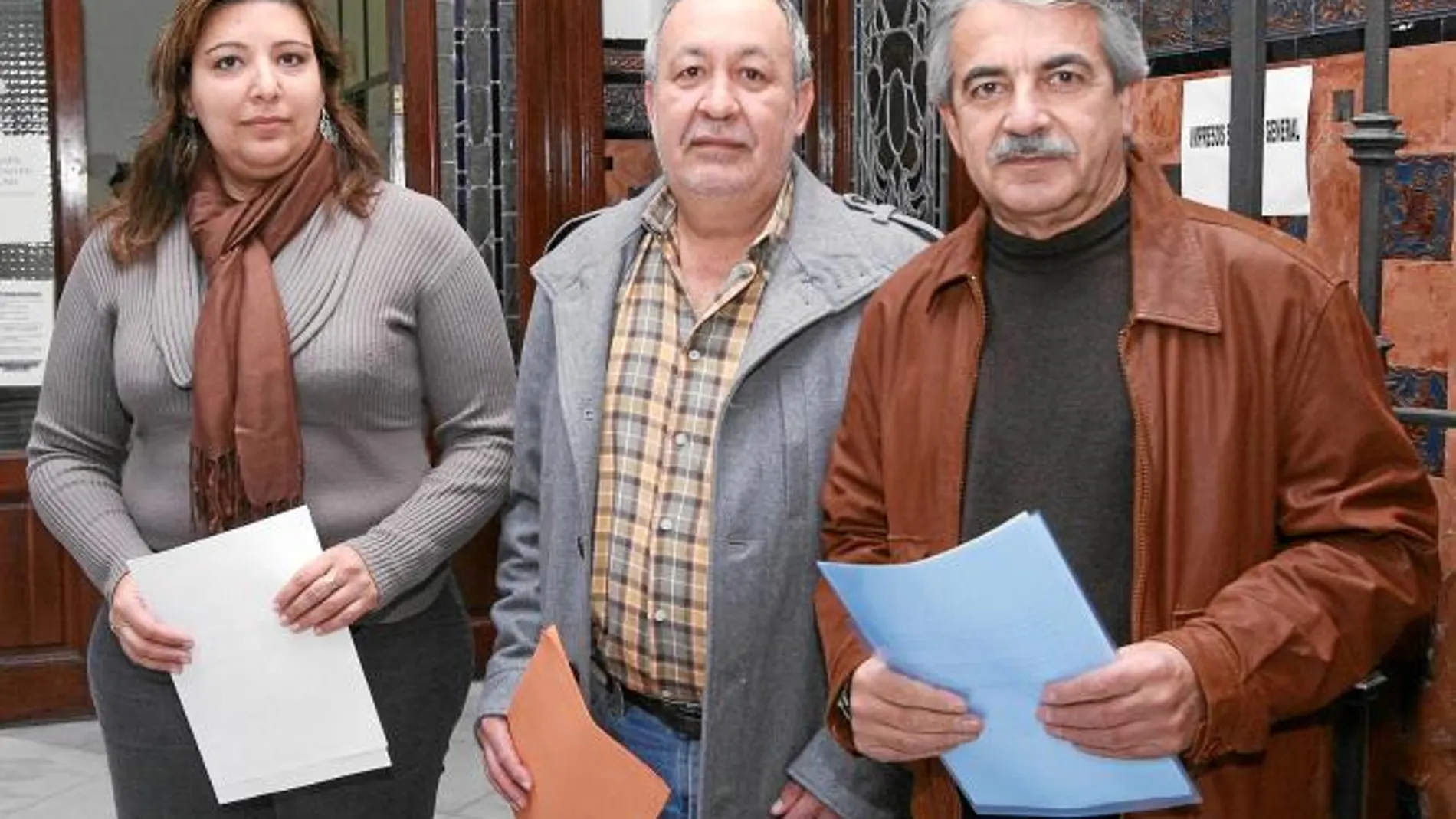 Los vocales socialistas Yolanda de la Bandera y Francisco Romo junto al de Izquierda Unida Juan Antonio Quirós