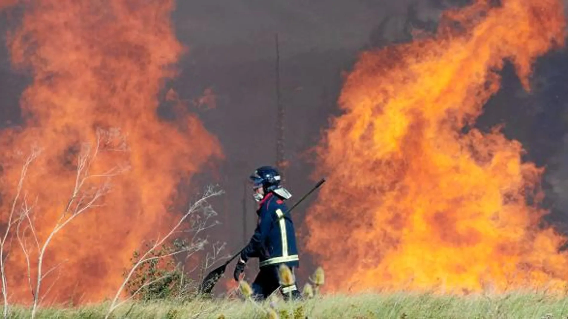 La mano del hombre está detrás de nueve de cada diez incendios forestales. En la imagen, el último fuego producido en la provincia de Burgos