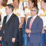 El presidente del COE, Alejandro Blanco, y Miguel Cardenal, secretario de Estado para el Deporte, junto a algunos de los deportistas españoles que compitieron en Londres