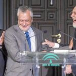 En el momento en el que trascendía el último auto de los ERE, Griñán presidía la toma de posesión del nuevo presidente del Consejo Económico y Social, el ex parlamentario socialista Ángel Gallego