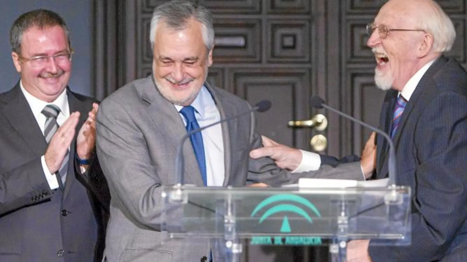 En el momento en el que trascendía el último auto de los ERE, Griñán presidía la toma de posesión del nuevo presidente del Consejo Económico y Social, el ex parlamentario socialista Ángel Gallego