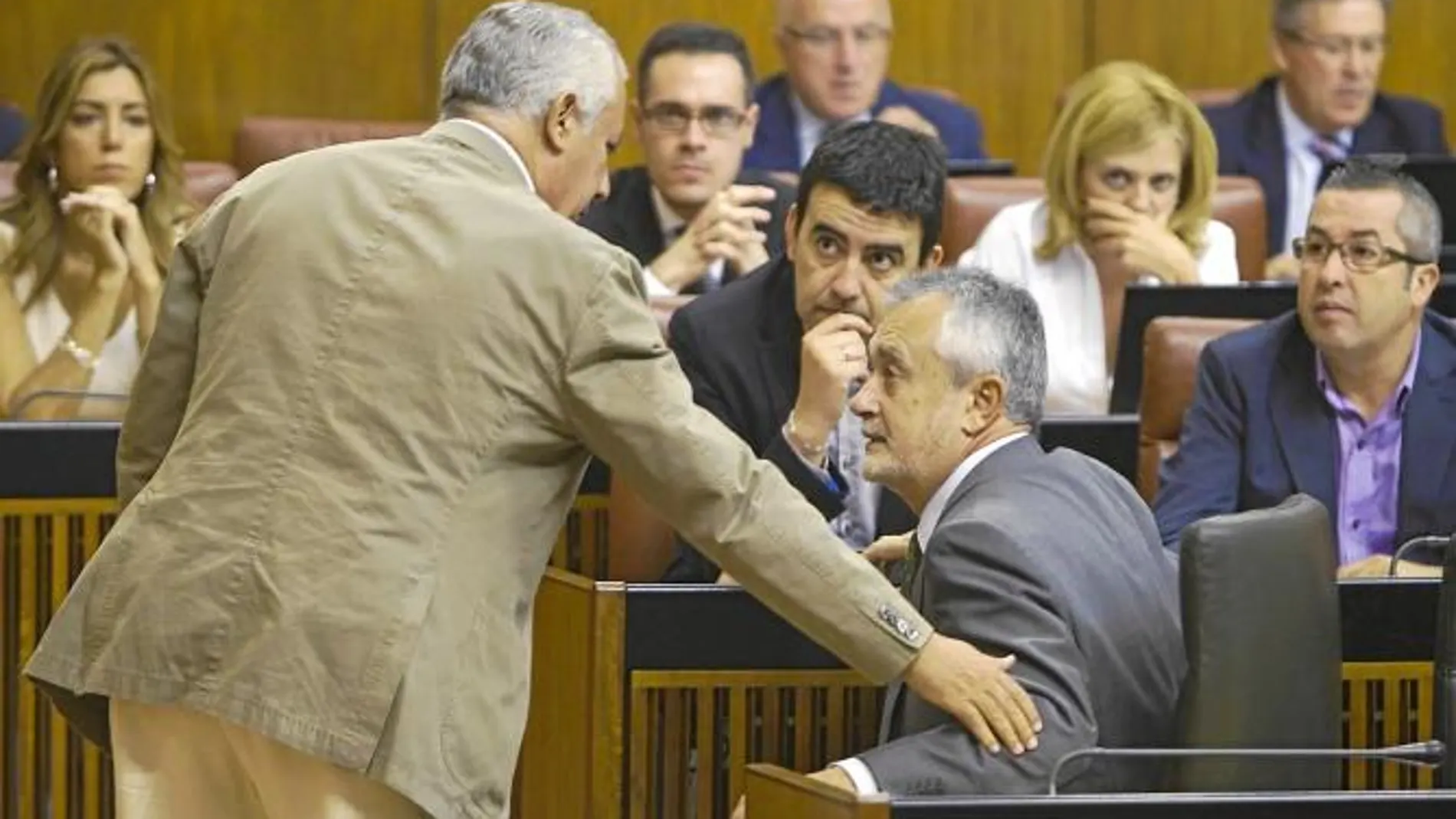 Javier Arenas se acercó ayer a José Antonio Griñán durante el Pleno del Parlamento