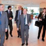 Tomás Villanueva llega a la reunión del Foro de la Automoción en compañía de Fernando Rey