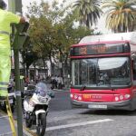 Las líneas 32 y 27 regresaron ayer a la Plaza del Duque, donde se formaron mínimos atascos por los trabajos en la señalización