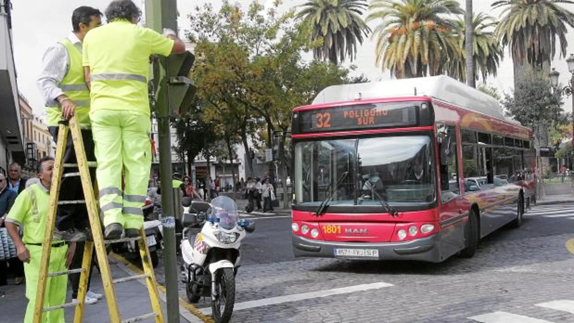 Las líneas 32 y 27 regresaron ayer a la Plaza del Duque, donde se formaron mínimos atascos por los trabajos en la señalización