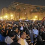 La muerte en prisión de un joven de 24 años, tras ser torturado, caldeó los ánimos de los miles de egipcios que acudieron el viernes a la plazaTahrir. Llevaron su féretro a hombros y exigieron justicia.