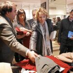 La presidenta de la Comunidad de Madrid hizo una parada en un establecimiento del grupo Inditex, donde adquirió dos pantalones.