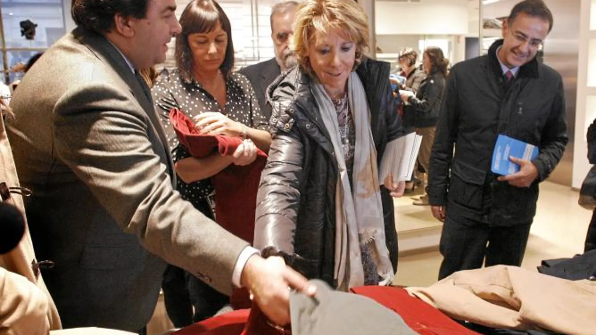 La presidenta de la Comunidad de Madrid hizo una parada en un establecimiento del grupo Inditex, donde adquirió dos pantalones.
