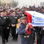 El funeral ayer por tres policías en Tishrin que murieron en los choques, sirve de presagio de que la crisis en Siria derivará en una guerra armada entre las dos facciones