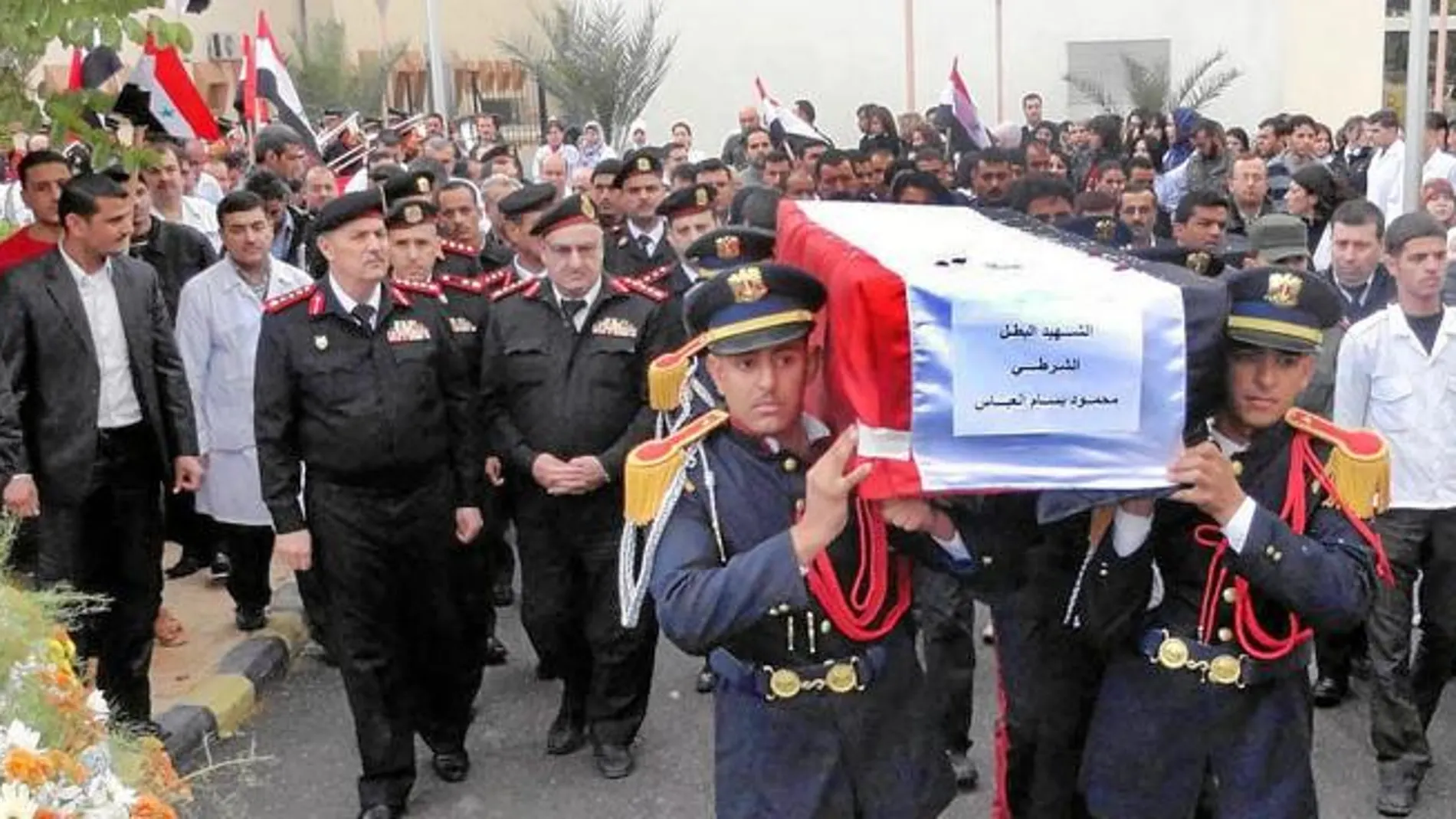 El funeral ayer por tres policías en Tishrin que murieron en los choques, sirve de presagio de que la crisis en Siria derivará en una guerra armada entre las dos facciones