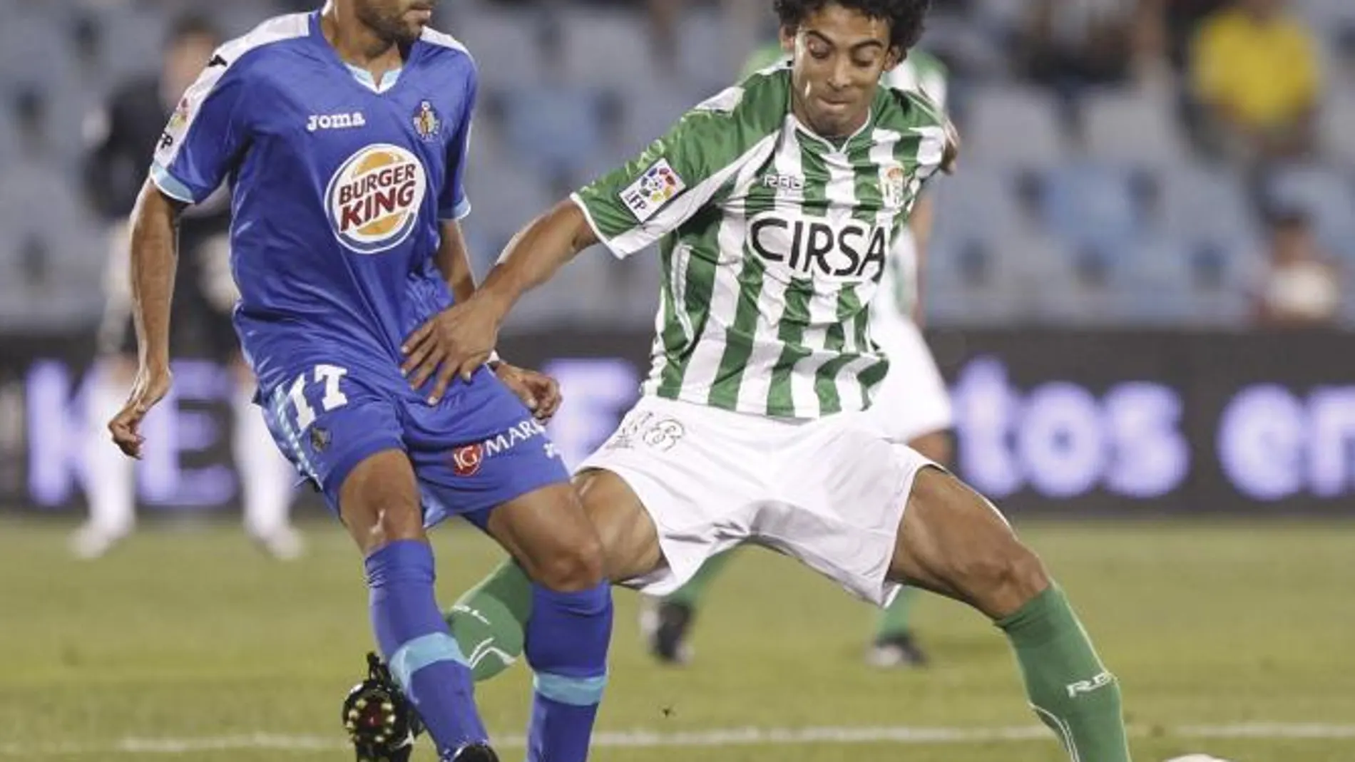 .- El centrocampista del Getafe CF, Diego Castro (i), lucha el balón con el brasileño Iriney Santos Da Silva, del Real Betis