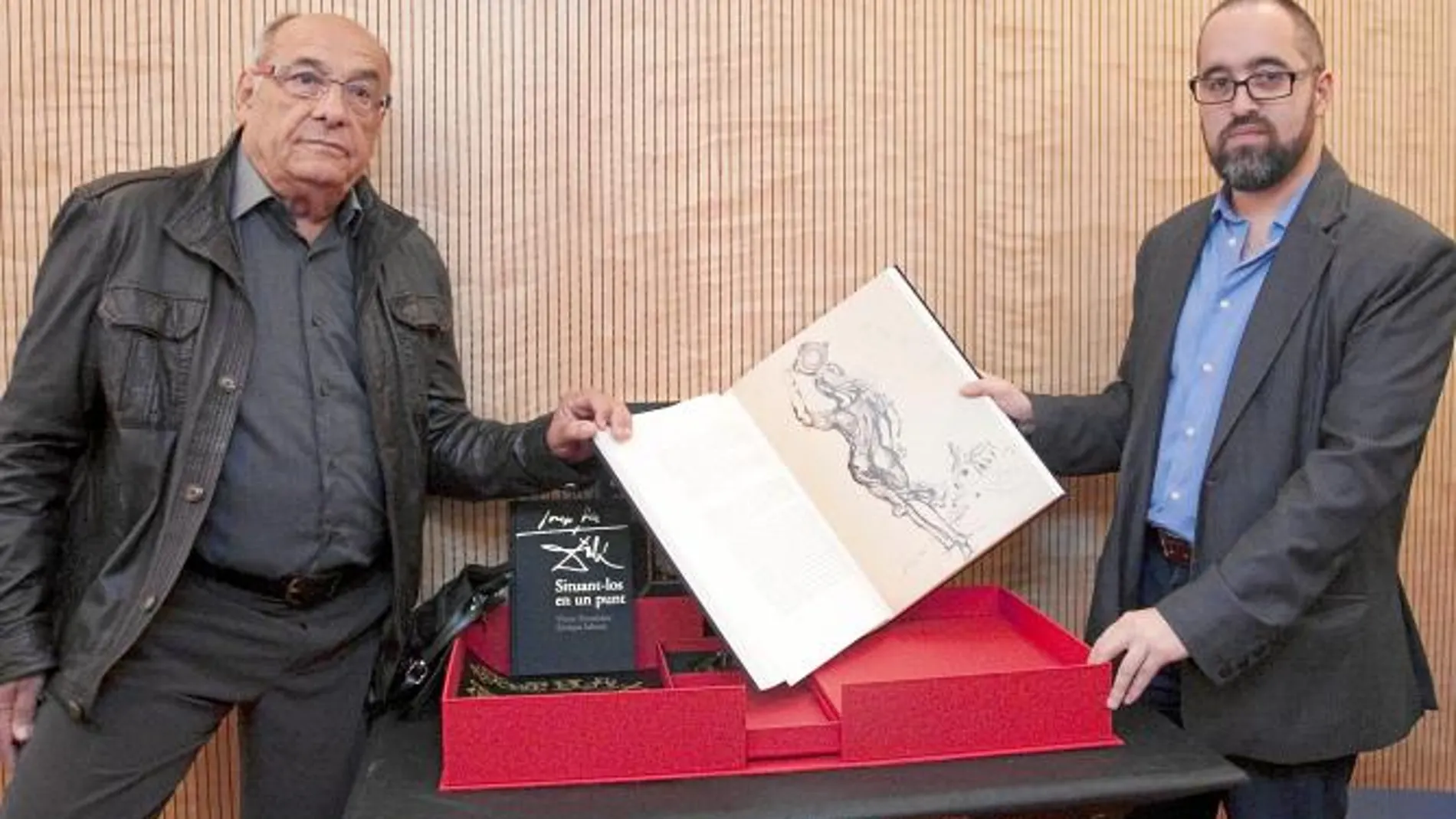 Enrique Sabater, ex secretario de Dalí, y el periodista Víctor Fernández, junto a esta obra-joya