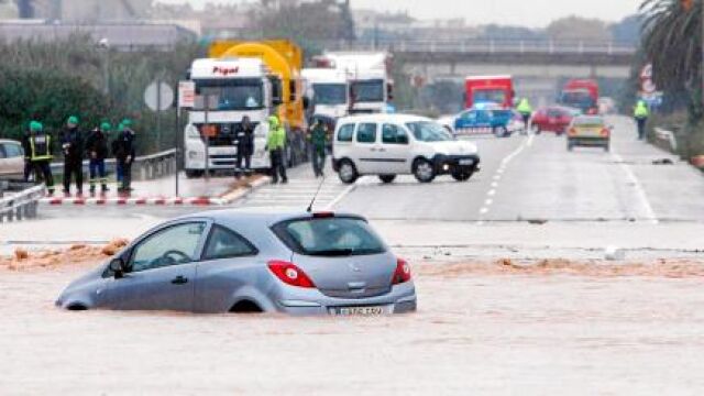 La lluvia inundó la N–340, a la altura de La Canonja