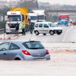 La lluvia inundó la N–340, a la altura de La Canonja
