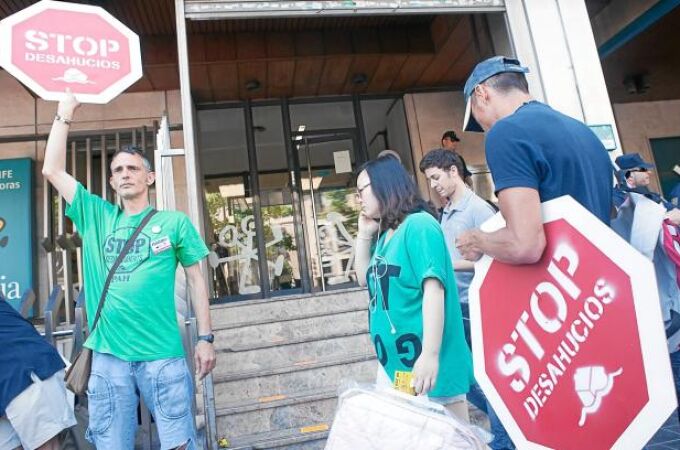 Miembros de la plataforma STOP Desahucios protestan ante una entidad bancaria en Valencia