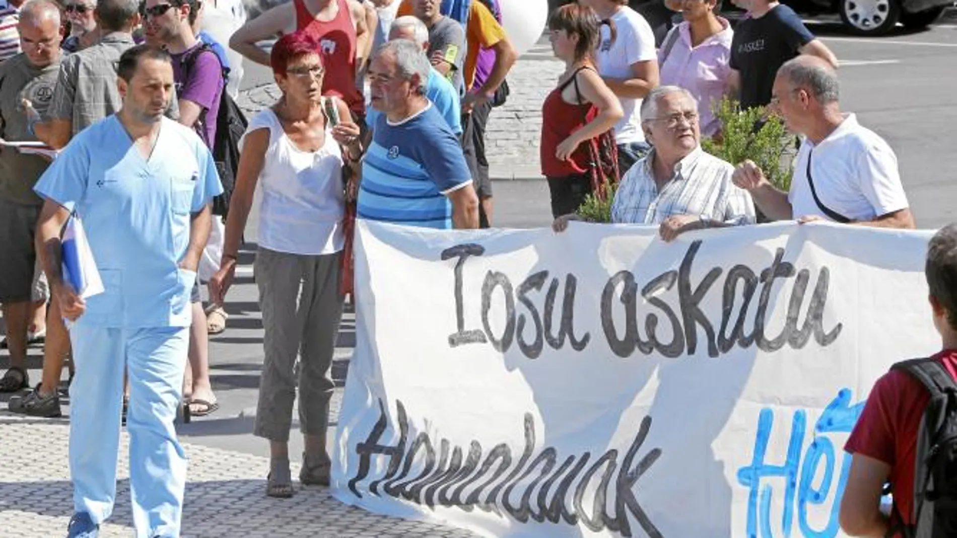 Miembros de Herrira se concentraron ayer frente al Hospital Donostia, donde está ingresado el etarra Josu Uribetxebarria, uno de los secuestradores de Ortega Lara, para reclamar su libertad