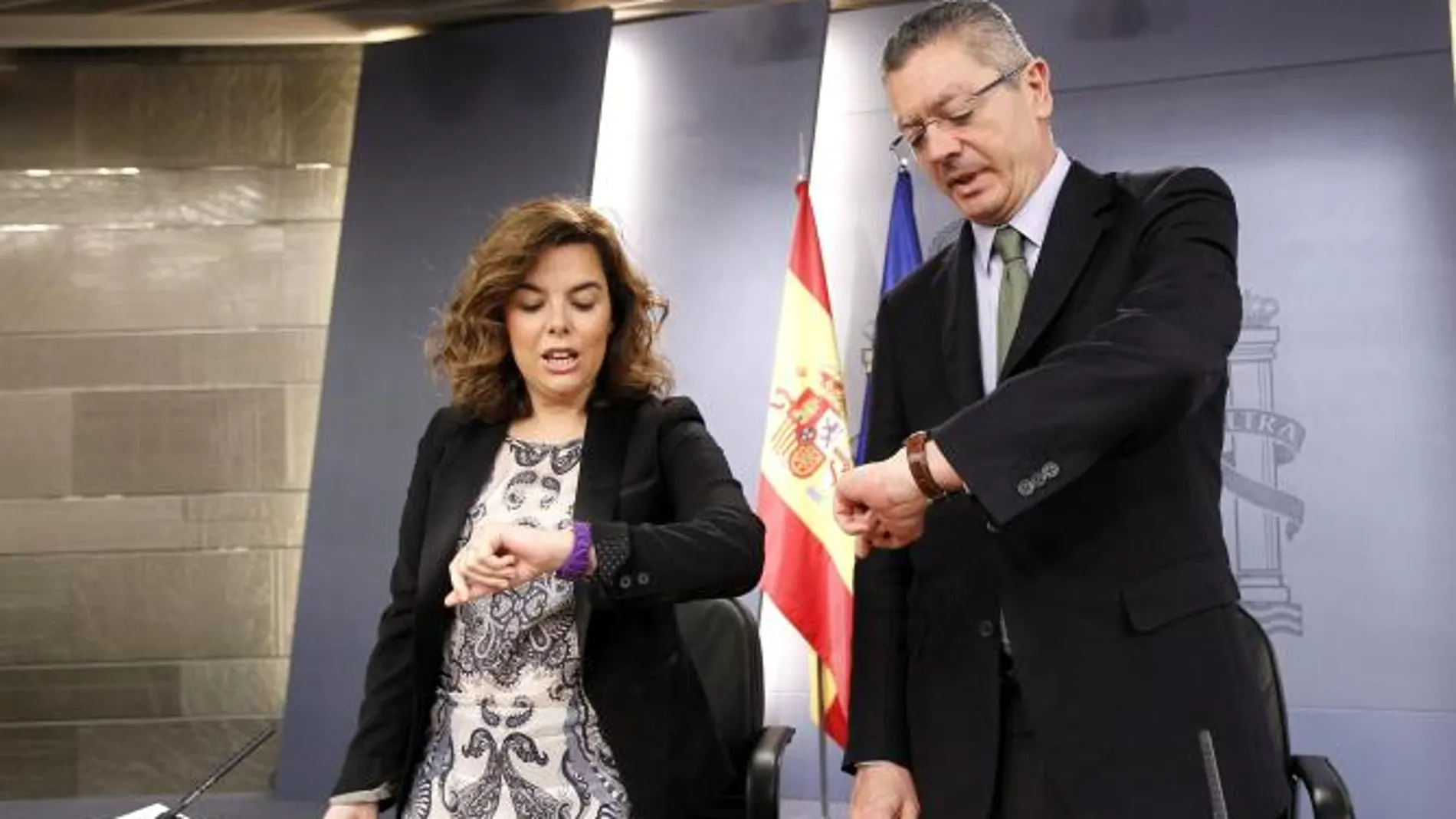 Sáenz de Santamaría y Riuz-Gallardón durante la rueda de prensa tras el Consejo de Ministros