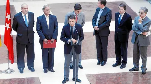 Ignacio González, ayer, junto a los rectores de las seis universidades públicas madrileñas:José Carrillo Menéndez, José María Sanz Martínez, Carlos Conde Lázaro, Fernando Galván Reula, Daniel Peña Sánchez y Pedro González-Trevijano
