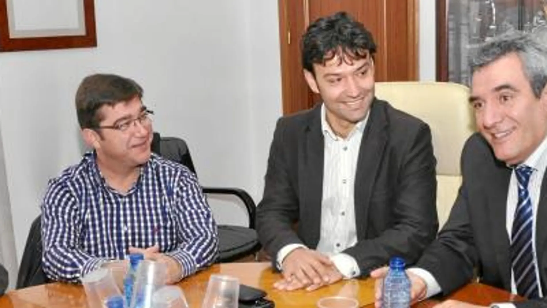 El secretario regional del PSOE, Julio Villarrubia, mantiente un encuentro con el alcalde de Tordesillas, José Antonio González, y dirigentes socialistas