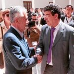 José Antonio Griñán conversa con su vicepresidente, Diego Valderas