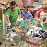 Unos 200 militantes del Sindicato Andaluz de Trabajadores (SAT) entraron ayer en un supermercado de Écija para llevarse alimentos destinados a un comedor social de Sevilla. Lo mismo hicieron en un centro comercial de Arcos de la Frontera (Cádiz)